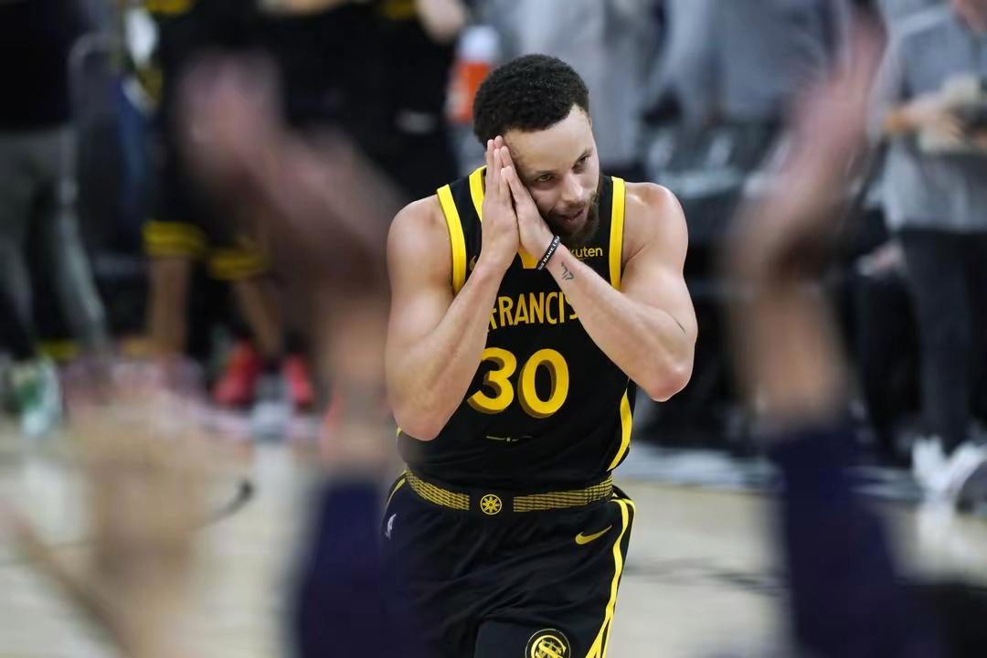 开云体育官网-库里重返赛场，败北首场状态出色，拜仁观众沸腾！-开云体育官网